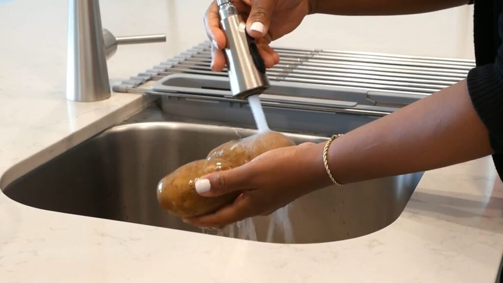 Rinsing potato 
